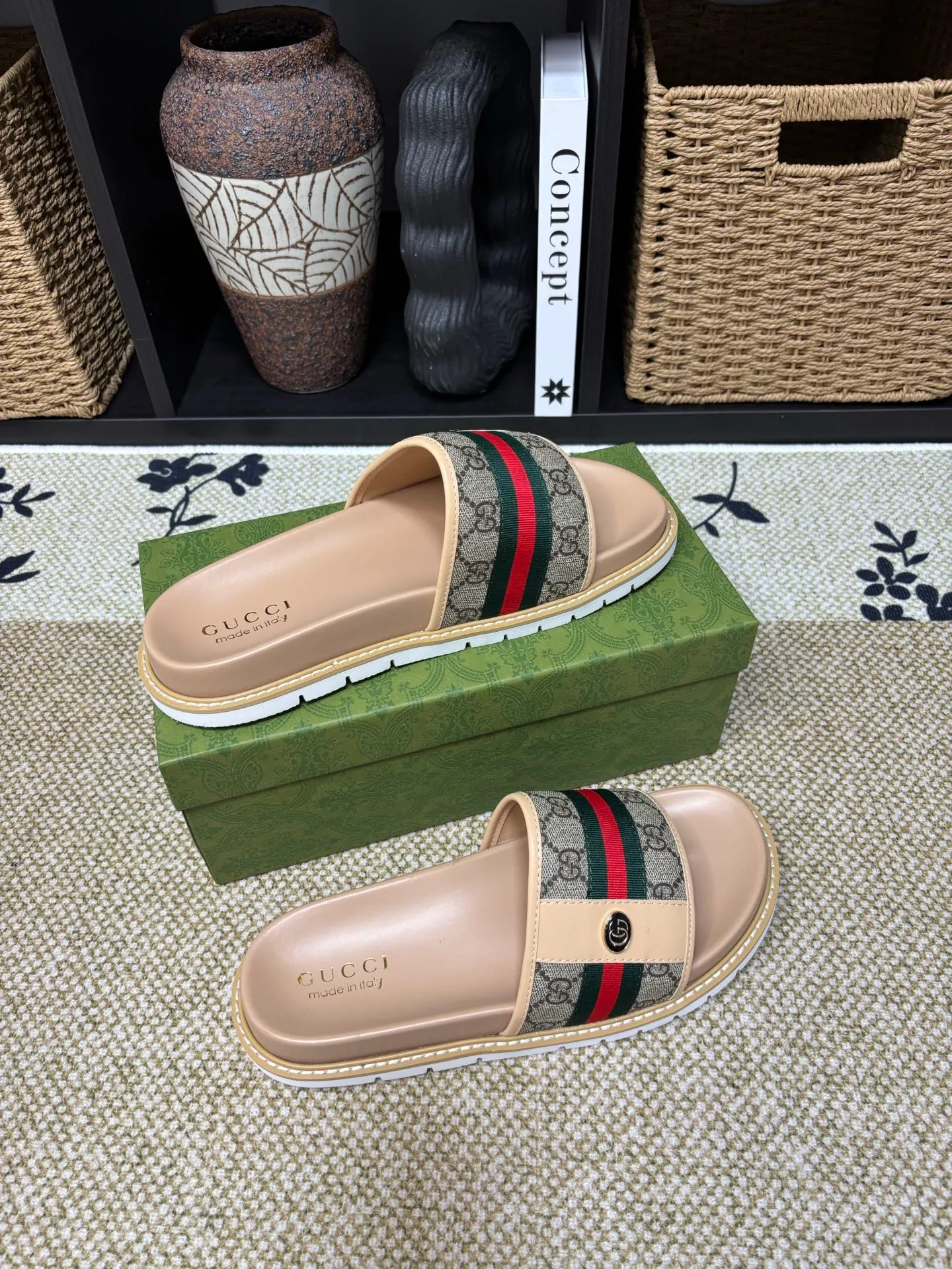 Factory 💰 300 yuan Gucci slippers] high-end men's shoes brand official website 1:1 latest masterpiece: original mold customization, the fabric is made of imported original materials, upgraded outsole, lighter and non-slip. The market's top quality, simple yet tasteful, a must-have for fashionistas, fashionable at your feet, full of confidence, the same style at the counter 👍The season of summer slippers is here. Code: 38-45 (45 customized)